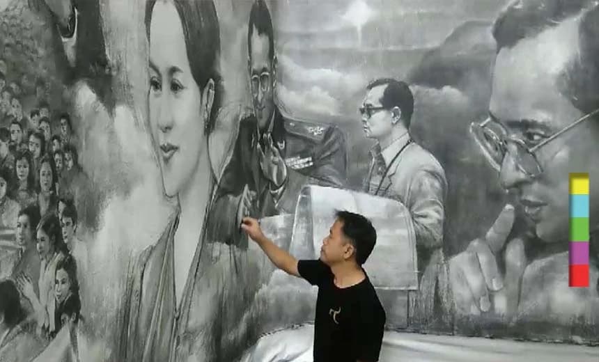 งดงาม ! ศิลปินเชียงรายใช้ถ่านไม้วาดรูป “ในหลวง ร. 9” ลงบนผืนผ้าใบยาว 20 เมตร เพื่อถวายอาลัย
