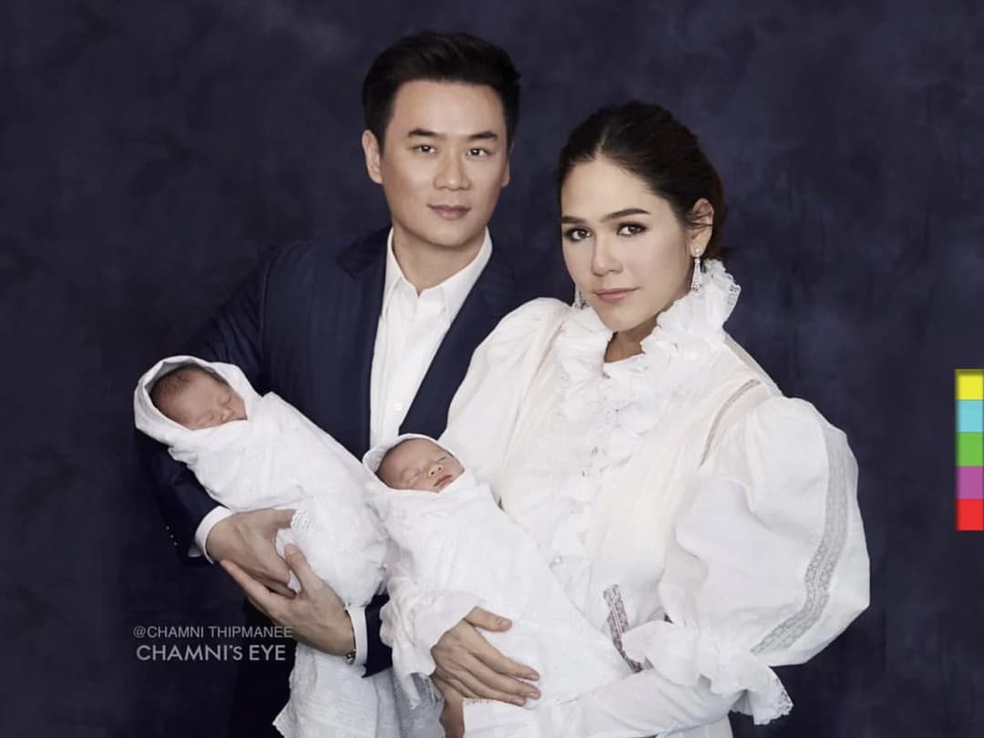 เผยโฉมแล้ว! ภาพแรก “น้องธันเดอร์-น้องสตรอม” ลูกชายแฝด “ชมพู่ อารยา”