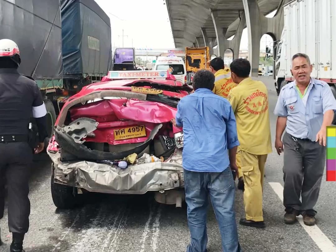 แท็กซี่หวิดถูก 10 ล้อ อัดก๊อบปี้พ่วง 18 ล้อ