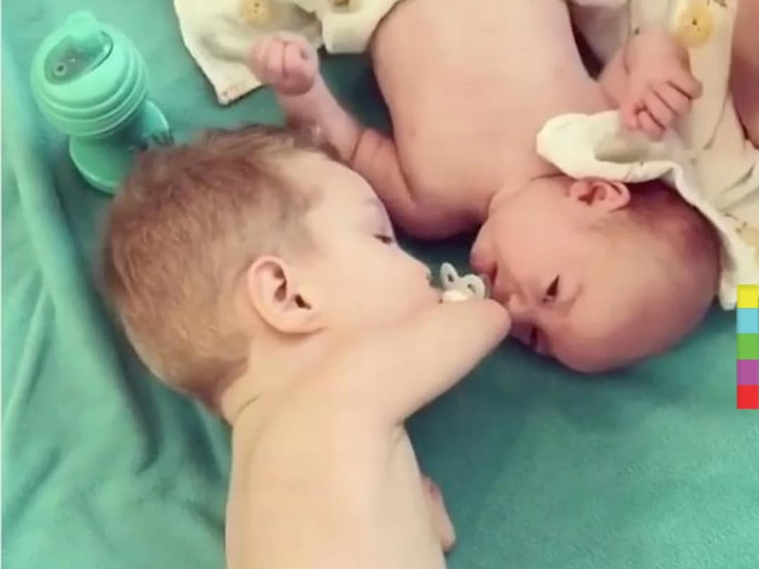 ชาวเน็ตหลั่งน้ำตา แม้ไร้แขน แต่พี่ทนเห็นน้องร้องไห้ไม่ไหว ไถลตัวรีบดูแลน้อง