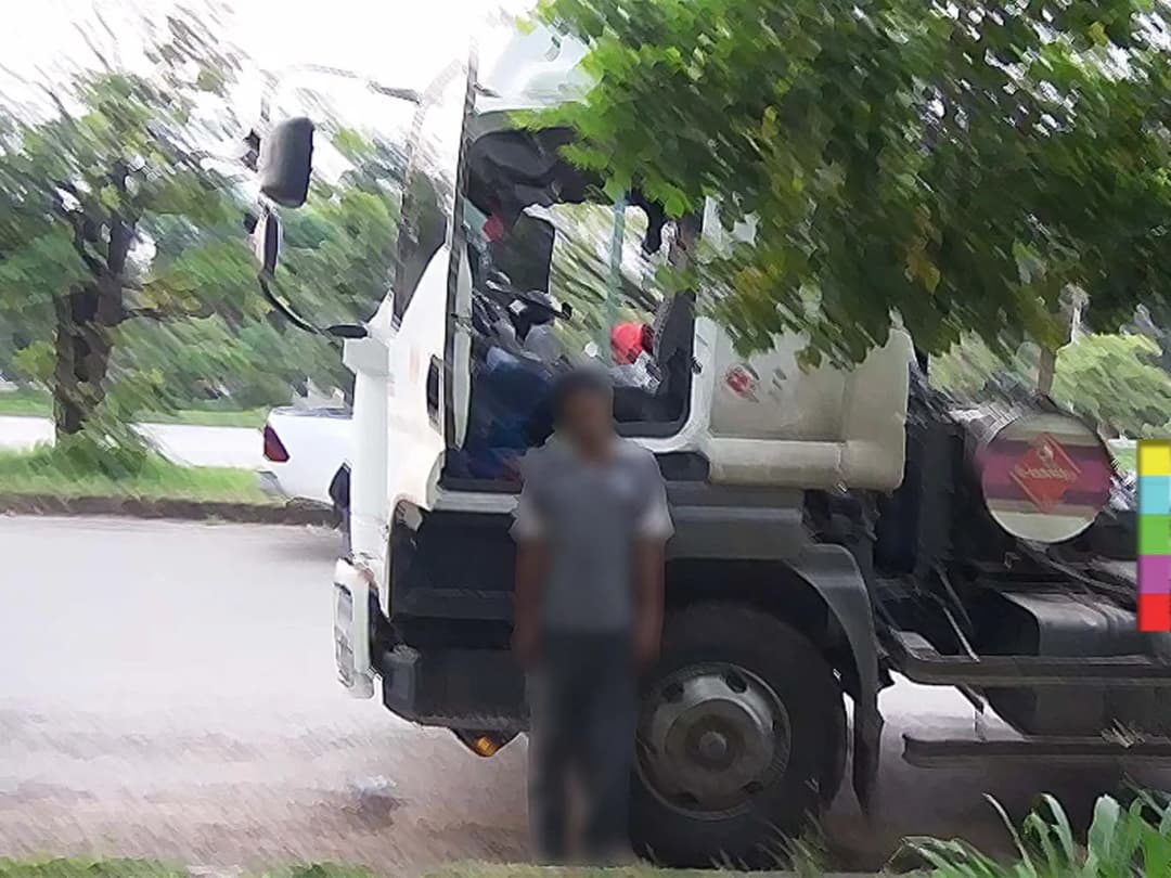 พบศพโชว์เฟอร์รถบรรทุกน้ำมัน ผูกคอตายคารถหน้าอำเภอกบินทร์บุรี