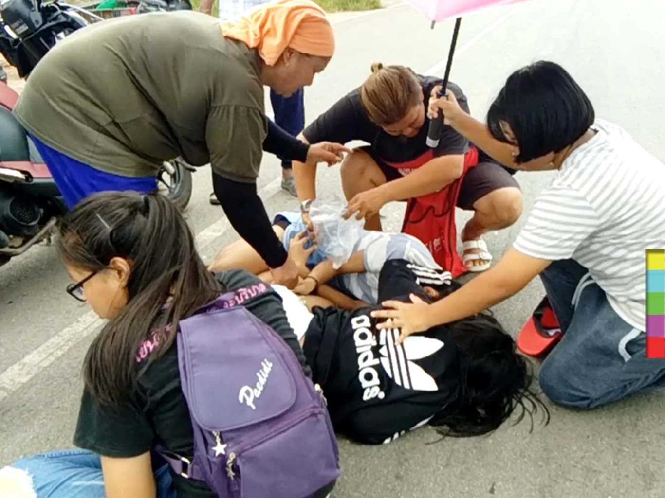 2 โจ๋สุราษฎร์ขี่ จยย.ไล่บี้รถเครื่อง 3 สาว ก่อนถีบเสียหลักชนรถขายไอติม