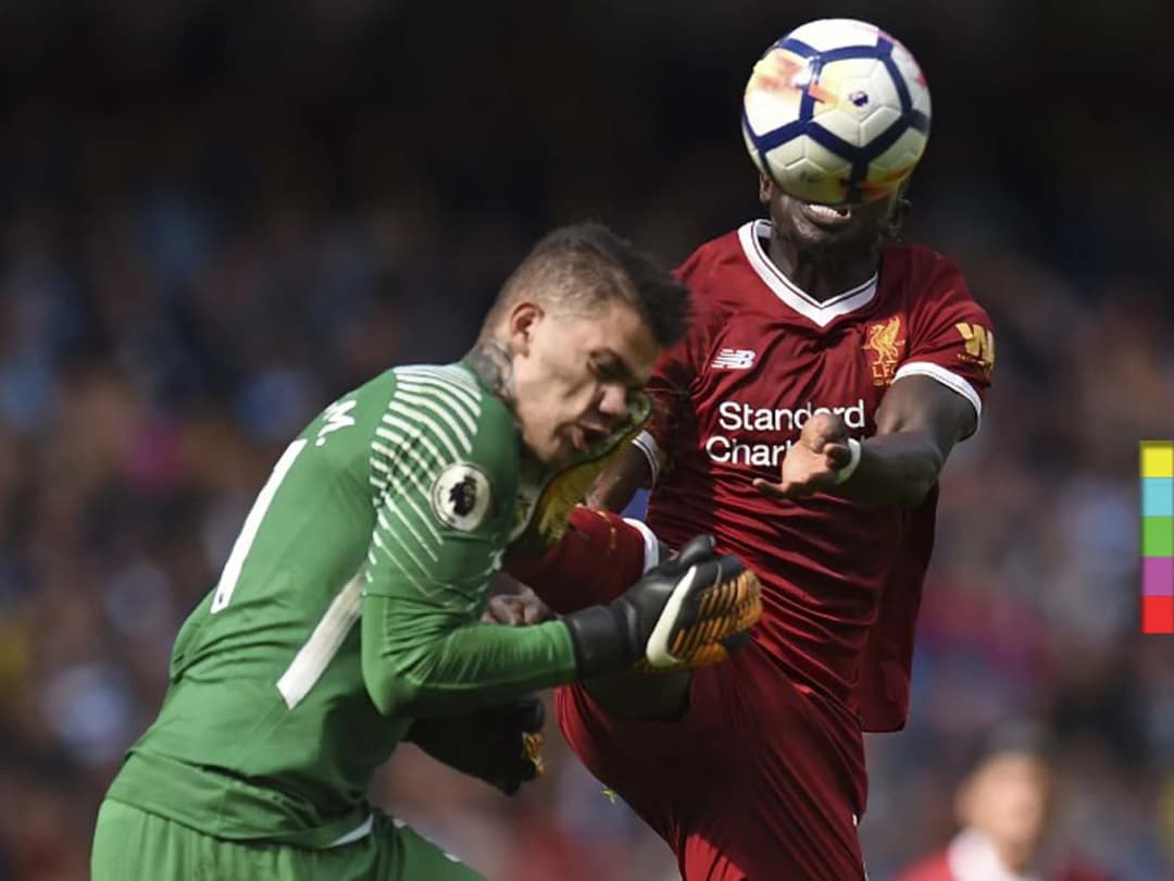 นายทวารเรือใบสีฟ้าถูกหามขึ้นเปล หลังถูกผู้เล่นหงส์แดงเตะจนกรามหัก