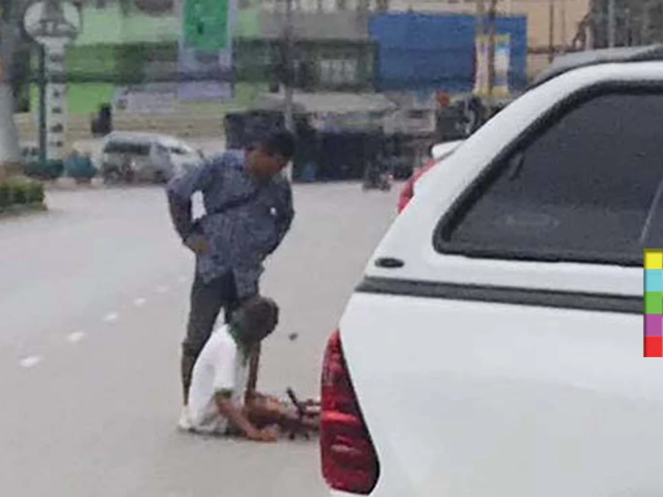 ชื่นชม ! ‘สาวใจเด็ด’ เข้าไปห้ามหนุ่มเมา ไม่ให้ทำร้ายชายชราขาพิการ กลางถนน