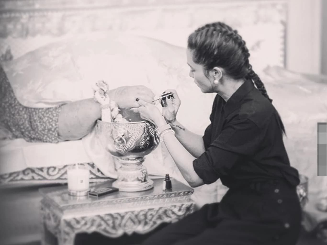 สุดอาลัย “พลอย เฌอมาลย์” ทาเล็บให้ “คุณยาย” เป็นครั้งสุดท้าย