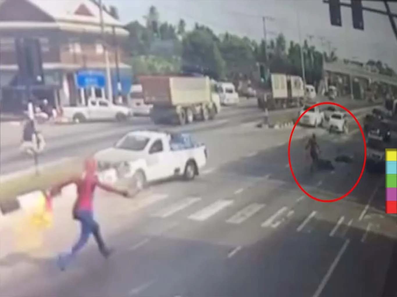 ฮีโร่ในชีวิตจริง ! หนุ่มสไปเดอร์แมนขายพวงมาลัย วิ่งช่วย จยย. ถูกชนกลางแยกท่ายาง (คลิป)