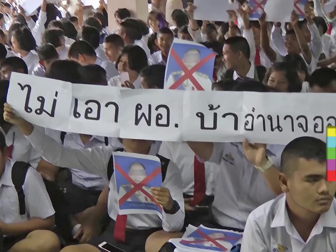 เป็นเรื่อง ! นักเรียน-ผู้ปกครอง รร.ดัง จ.ภูเก็ต รวมตัวขับไล่ ผอ. ระบุ บริหารงานบกพร่อง