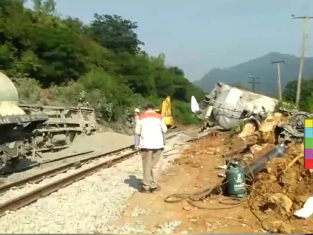 เร่งกู้ซากรถไฟสายอีสาน หลังยังเปิดเดินรถไม่ได้ เตรียมทำทางสำรองชั่วคราว