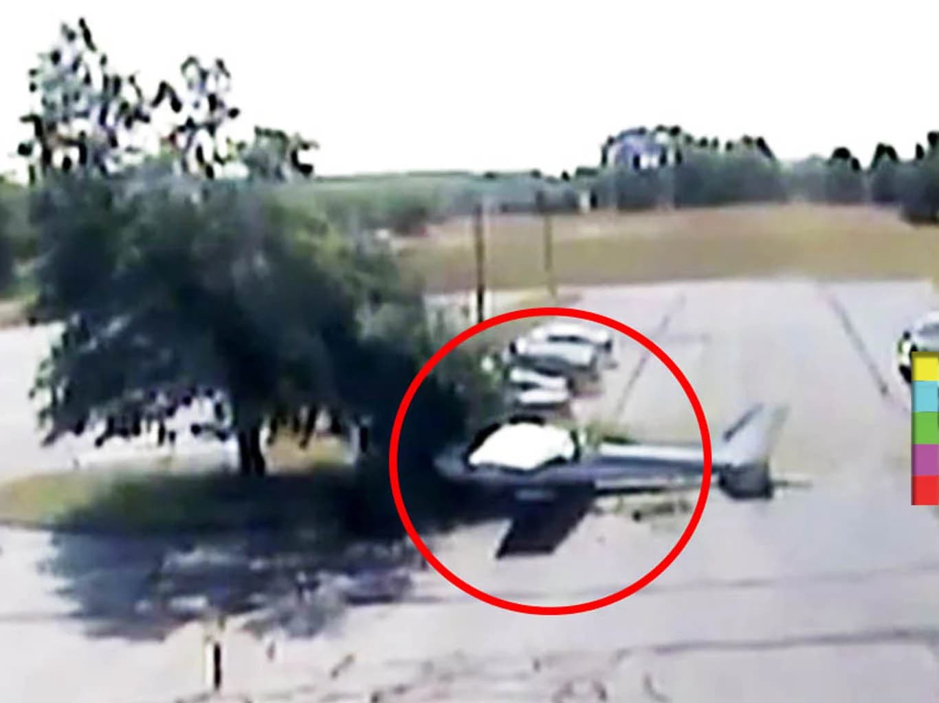 เปิดคลิป ! นักบินสูงวัยขับเครื่องบินชนต้นไม้ในบริเวณลานจอดรถ