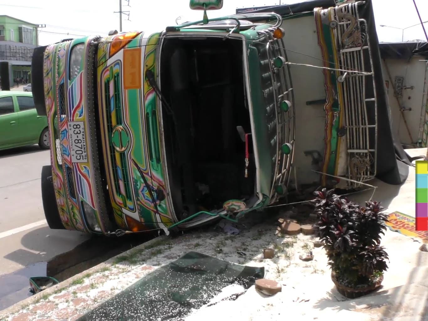 รถพ่วงหนีด่านตรวจพลิกคว่ำข้าวสารกระจายเกลื่อน