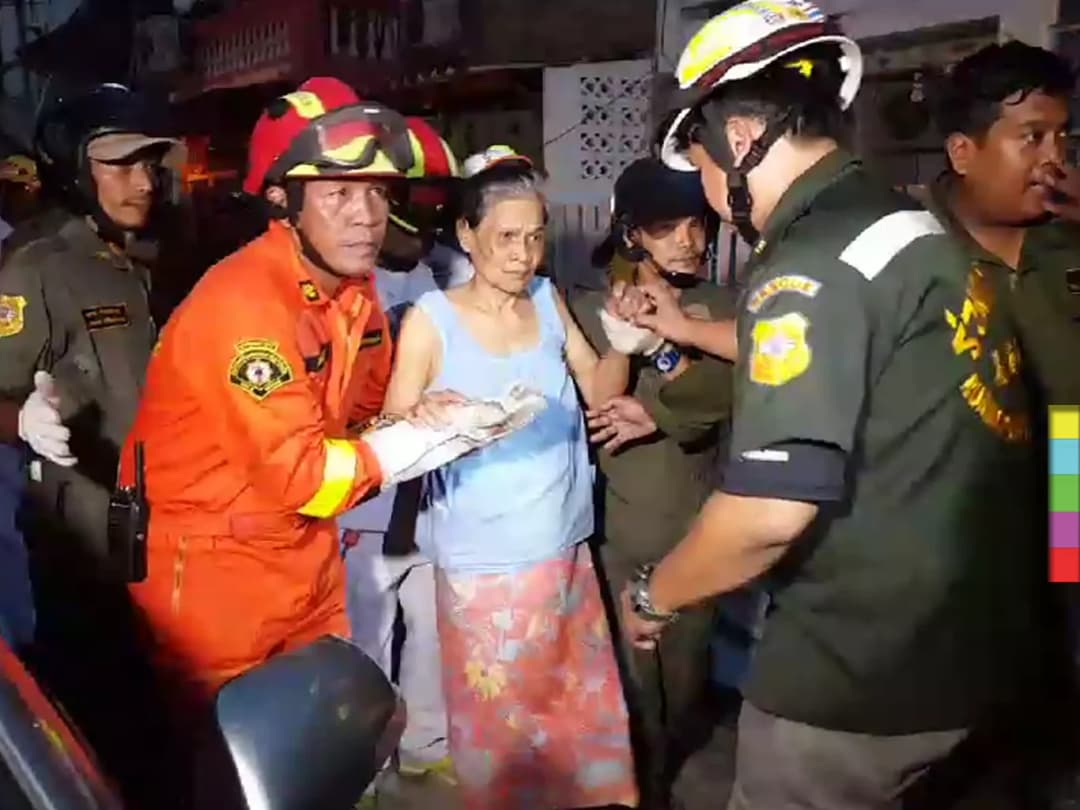 คืบหน้า ! หลังคาโรงตีแบตถล่ม กู้ภัยเข้าช่วยเหลือยายวัย 68 ปี ได้ปลอดภัย