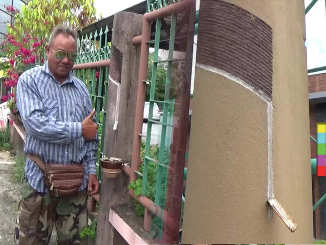 ไอเดียแปลก ! ชายชาวตรังสำนึกบุญคุณแหล่งทำกิน ทาสีเสาบ้านลาย “ต้นยางพารา”