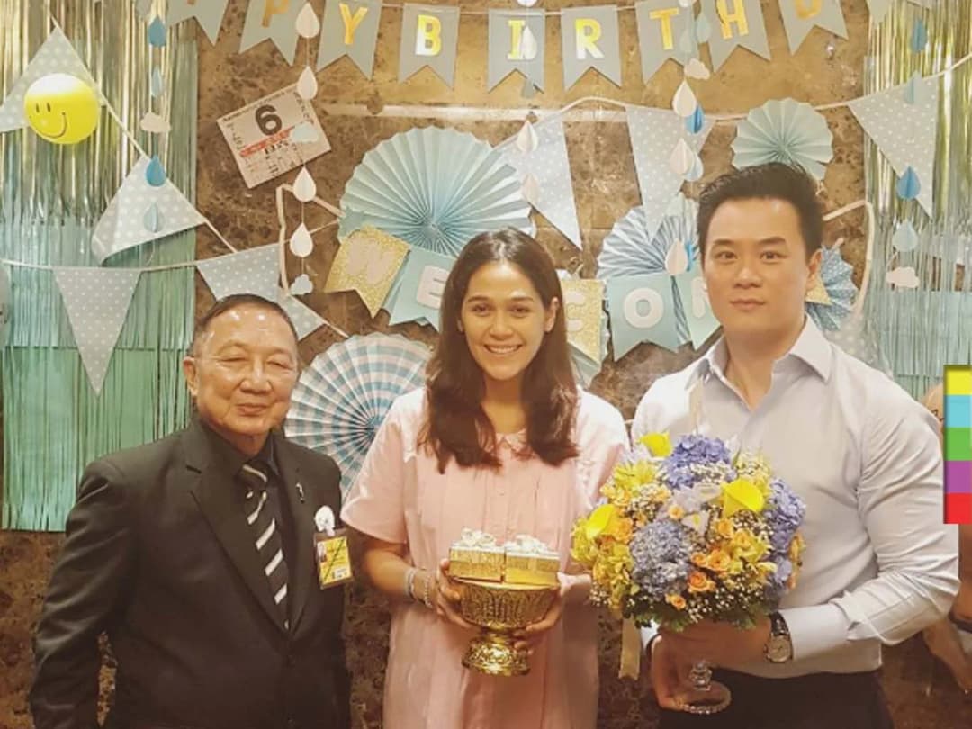 สุดปิติ! พระองค์โสมประทานแจกันดอกไม้และของขวัญ รับขวัญลูกชายแฝด “ชมพู่ อารยา”