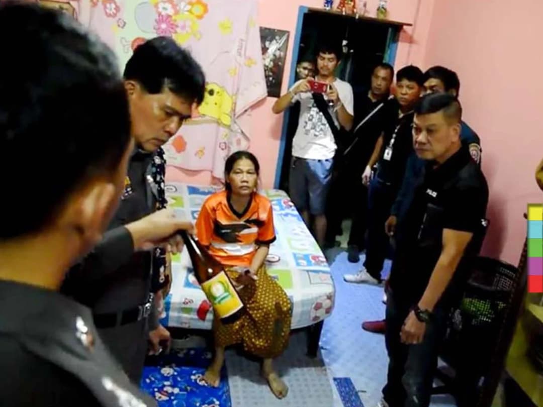 เมียเมาร่ำไห้ ! ทะเลาะผัวยื้อแย่งมีด พลาดผัวล้มโดนแทงดับจมกองเลือด