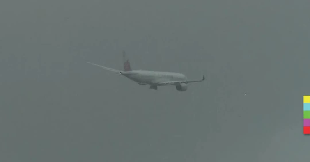 คลิปหวาดเสียว ! กัปตันนำเครื่องฝ่าลมแรง 130 กม./ชม. ก่อนลงจอดอย่างปลอดภัย