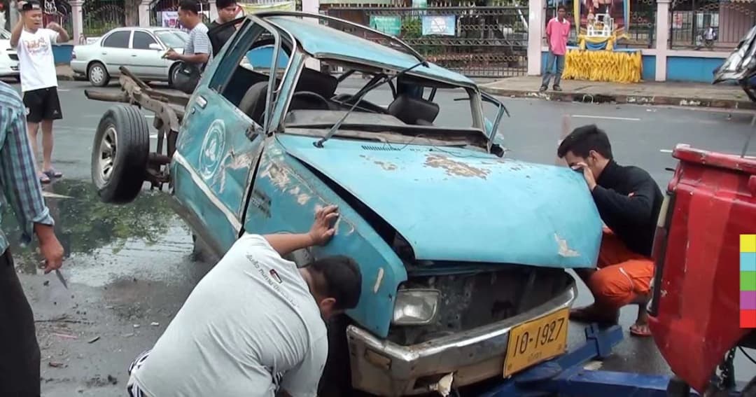ยังจะเอา ! โจรขโมยรถเก่าขับอัดเสาไฟ กระบะท้ายหลุด
