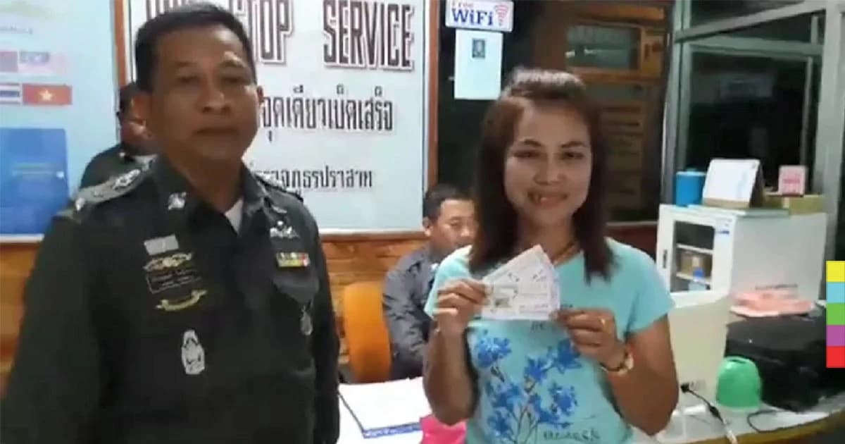 ลูกให้ลาภ ! สาวเมืองช้างเผย ลูกสาววัย 5 ขวบ หยิบลอตเตอรี่ให้ 2 ใบ ถูกรางวัลที่ 1 รับ 12 ล้าน