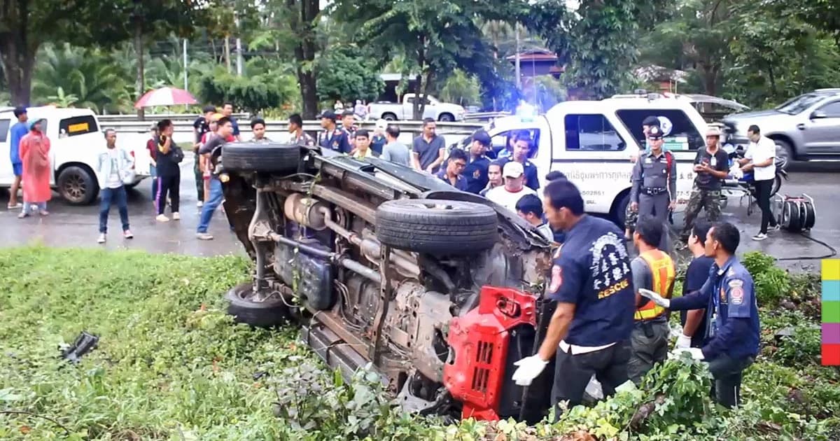 เสี่ยรับเหมาฯ ขับกระบะฝ่าสายฝน เสียหลักพลิกคว่ำ ดับ 1 สาหัส 2