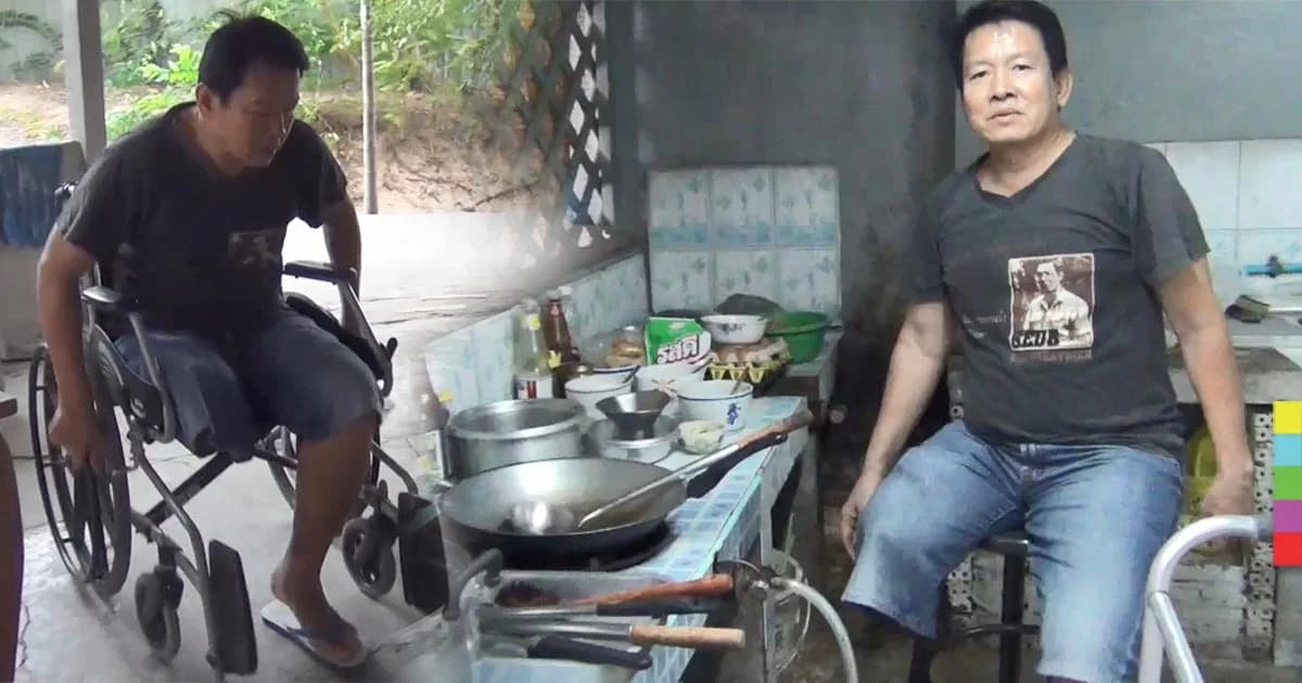 หนุ่มใหญ่ถูกรถชนจนพิการ ! นั่งวีลเเชร์ควงตะหลิว เปิดร้านอาหารหาเลี้ยงครอบครัว