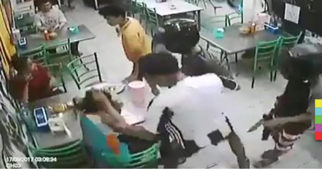 สุดเถื่อน ! แก๊งโจ๋ถือดาบบุกฟัน-กระทืบอริ ถึงในร้านข้าวมันไก่