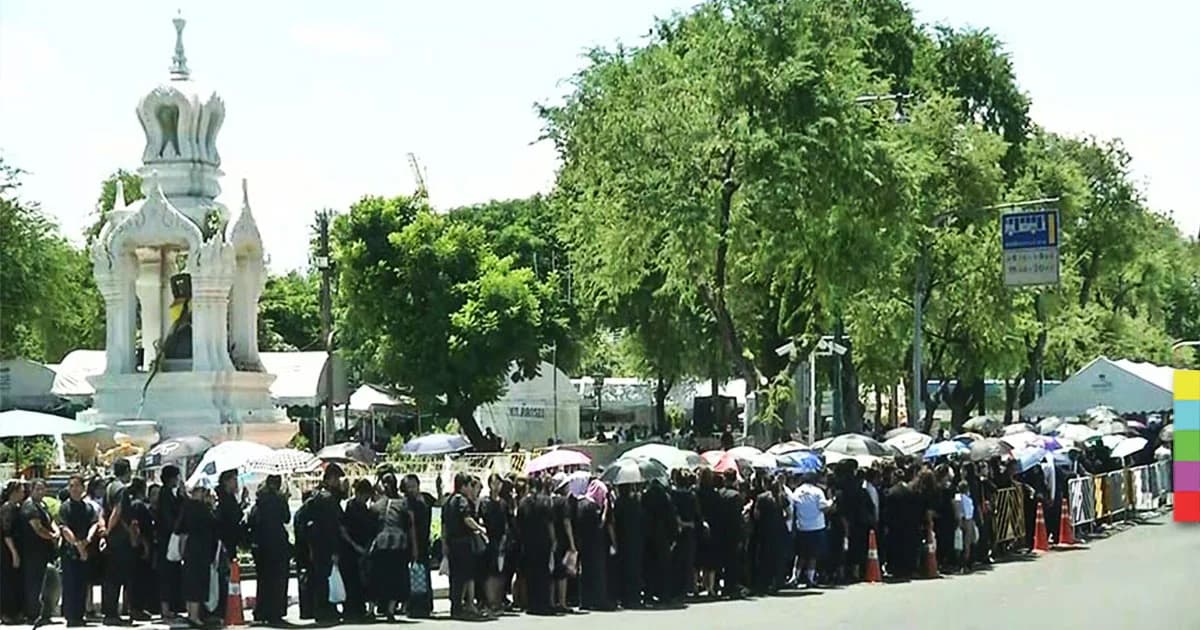 ปชช.กราบถวายบังคมพระบรมศพ ในหลวงรัชกาลที่ 9 จำนวน 6 หมื่นคนต่อวัน