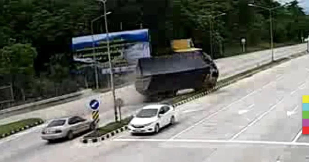 ระทึก ! ‘รถบรรทุกปูดอง’ เบรกแตกกลางสามเเยก เสียหลักพุ่งข้ามเลน