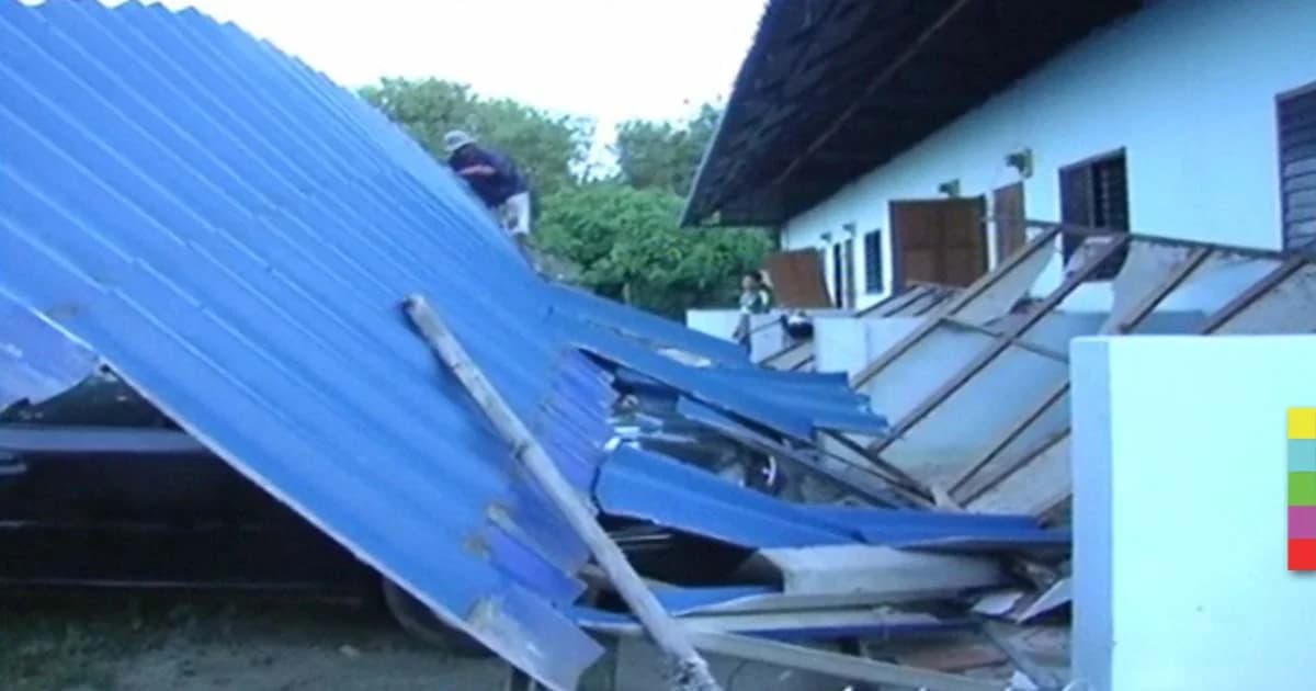 ร่วงทั้งแถบ! หลังคาถล่มทับรถพัง โชคดีไร้คนเจ็บ