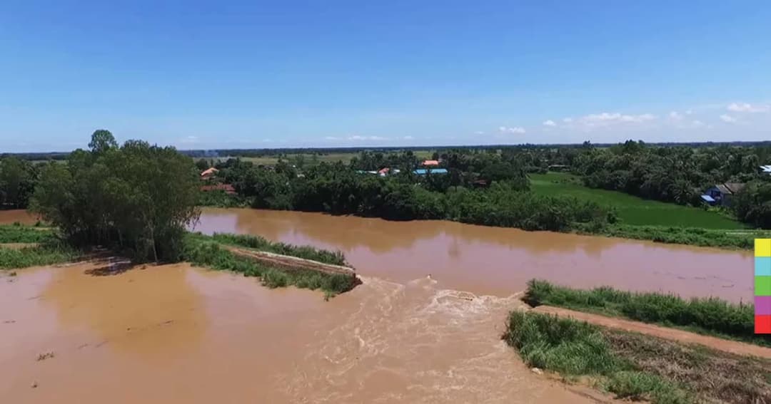คันดินแม่น้ำยมพัง น้ำทะลักท่วมบ้านเรือนประชาชน