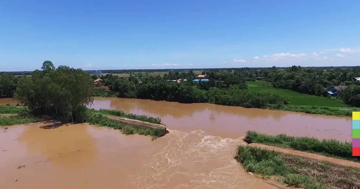 คันดินแม่น้ำยมพัง น้ำทะลักท่วมบ้านเรือนประชาชน
