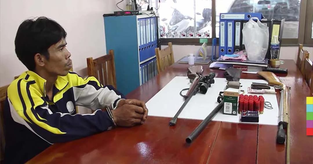 ตำรวจสภ.ขลุง รวบหนุ่มนักล่าสัตว์ป่าพร้อมอาวุธปืน-เลื่อยยนต์ จับตรวจพบฉี่ม่วง