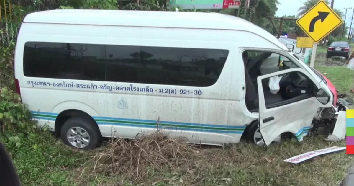 รถตู้โดยสารเสียหลัก พุ่งข้ามเกาะกลาง ชนเก๋งอีกฝั่งพังยับ บาดเจ็บระนาว