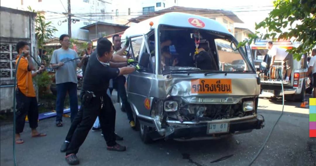 รถตู้รับส่ง นร. เบรกแตก พุ่งชนรถยนต์จอดข้างถนน 5 คันซ้อน
