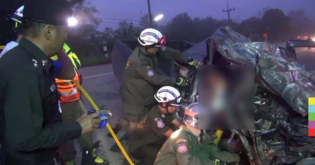 หมอกลงจัด ! กระบะเสียหลักพุ่งประสานงาพ่วง 18 ล้อ เสียชีวิต 1 ราย