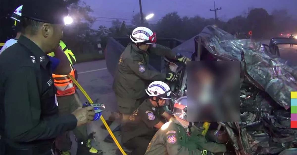 หมอกลงจัด ! กระบะเสียหลักพุ่งประสานงาพ่วง 18 ล้อ เสียชีวิต 1 ราย