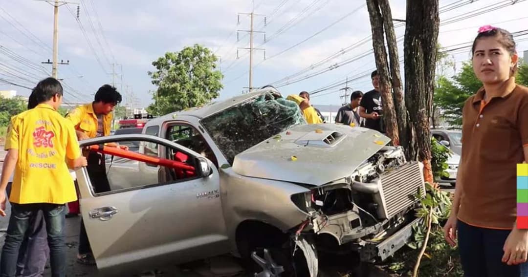 กู้ภัยเร่งช่วย ! 2 ผัวเมีย ขับรถไปทำงานเสียหลักชนต้นไม้หวิดดับ