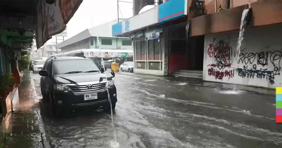 ปทุมธานี อ่วม ! ฝนกระหน่ำหนักกว่าชั่วโมง น้ำท่วมหลายพื้นที่