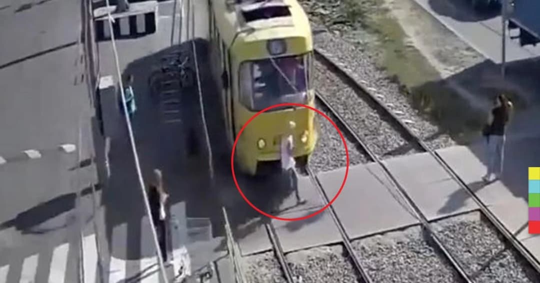 คลิปนาทีชีวิต ! หญิงเอาเล่นแต่มือถือขณะข้ามทางรถราง ถูกชนอย่างจัง จนขาขาด