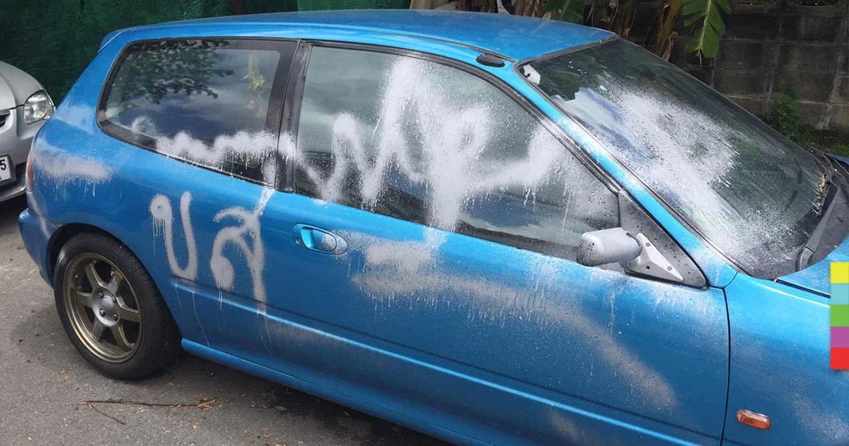 เตือนภัย ! หนุ่มโพสต์ภาพเก๋ง ถูกคนมือบอนพ่นสีใส่ หลังจอดรอคิวเช็คสภาพใกล้อู่