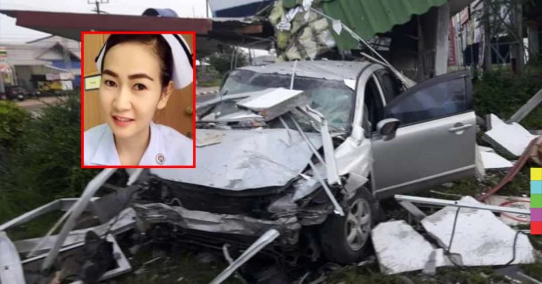 พังยับ! พยาบาลสาวซิ่งเก๋งพุ่งชนป้อมตำรวจ เสียชีวิตติดคาซากรถ