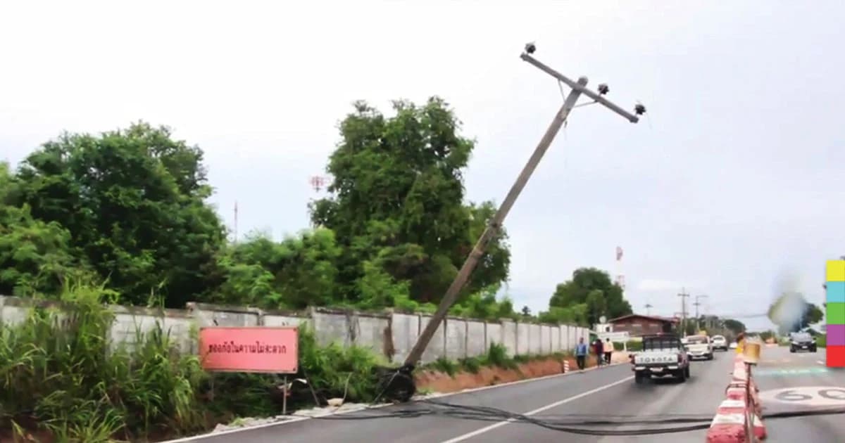 หวาดเสียว ! ชาวบ้านร้อง เสาไฟฟ้าเอน หวั่นล้มทับรถสัญจรบนท้องถนน