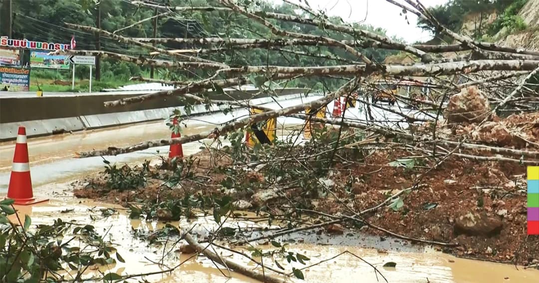 ระนอง ฝนตกหนัก ! ดินภูเขาถล่มขวางถนน รถสัญจรผ่านลำบาก
