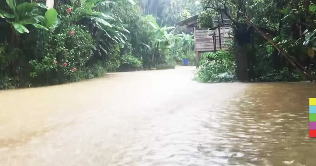 น้ำป่าทะลัก ! ชาวพังงาอพยพเก็บของเครื่องใช้ไว้ที่สูง