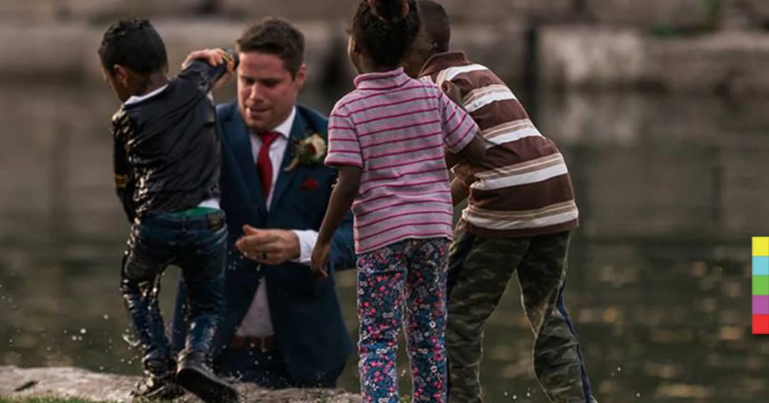 ชื่นชม ! เจ้าบ่าวเเคนาดาหัวใจหล่อ กระโดดลงไปช่วยเด็กจมน้ำ ทั้งในชุดสูทวิวาห์