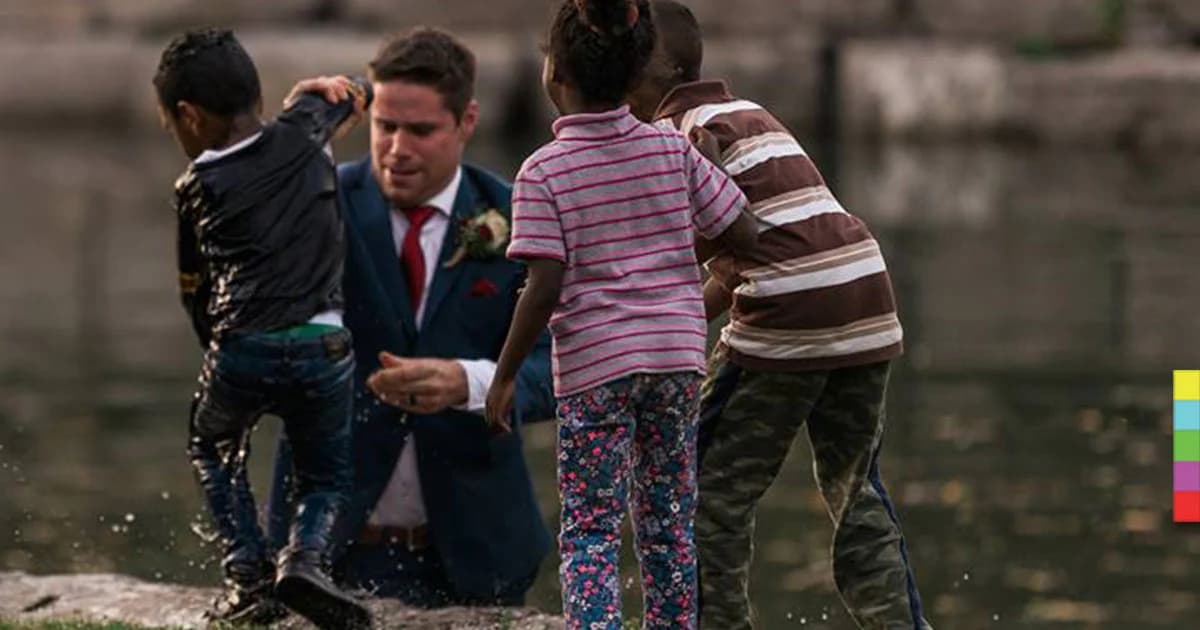 ชื่นชม ! เจ้าบ่าวเเคนาดาหัวใจหล่อ กระโดดลงไปช่วยเด็กจมน้ำ ทั้งในชุดสูทวิวาห์