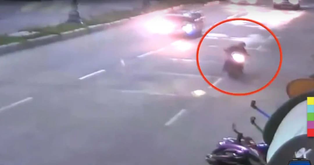 โจ๋ขี่ จยย. เหลียวมองโซ่รถ เสียหลักกวาดรถข้างทาง พังเสียหายหลายคัน