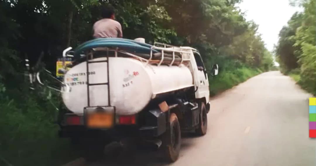 สุดทน ! รถดูดส้วม แอบเทสิ่งปฏิกูลลงคลองชลประทาน และสวนของชาวบ้าน