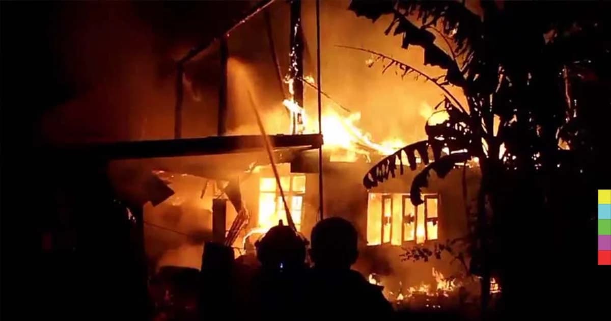 ระทึก ! ไฟไหม้บ้านกลางเมืองกาฬสินธุ์วอดทั้งหลัง