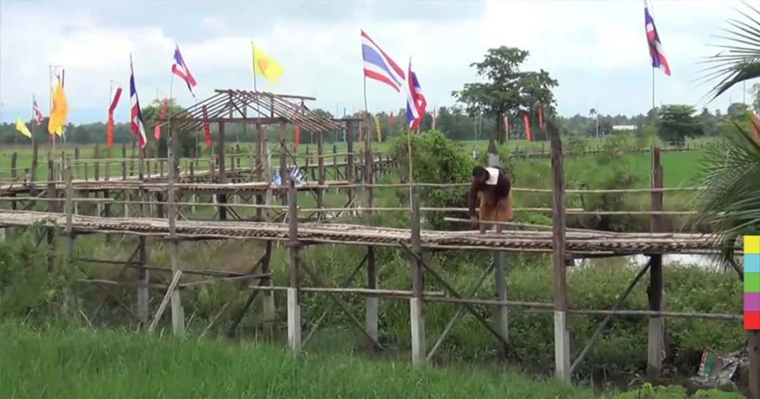 พระสงฆ์เร่งหามไม้ไผ่ สร้างสะพานบุญข้ามไปยังวัดร้างอายุกว่า 200 ปี