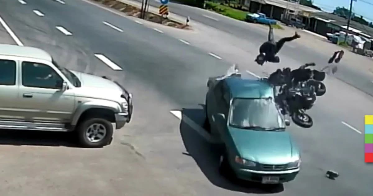 เก๋งเลี้ยวกระชั้นชิด บิ๊กไบค์เบรกไม่ทัน ชนเข้ากลางลำ รถพังยับ ร่างปลิวกลางอากาศ