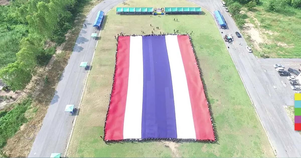 แม่ทัพภาค 3 นำประชาชนร่วมฉลองธงชาติไทยที่ใหญ่ที่สุด